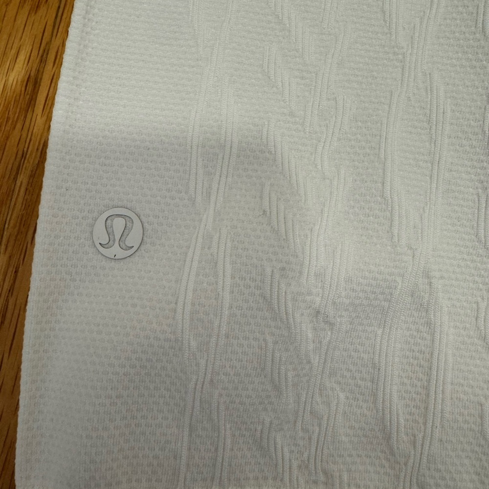 Lululemon Long Sleeved Hooded Top Sz 4. New without tags